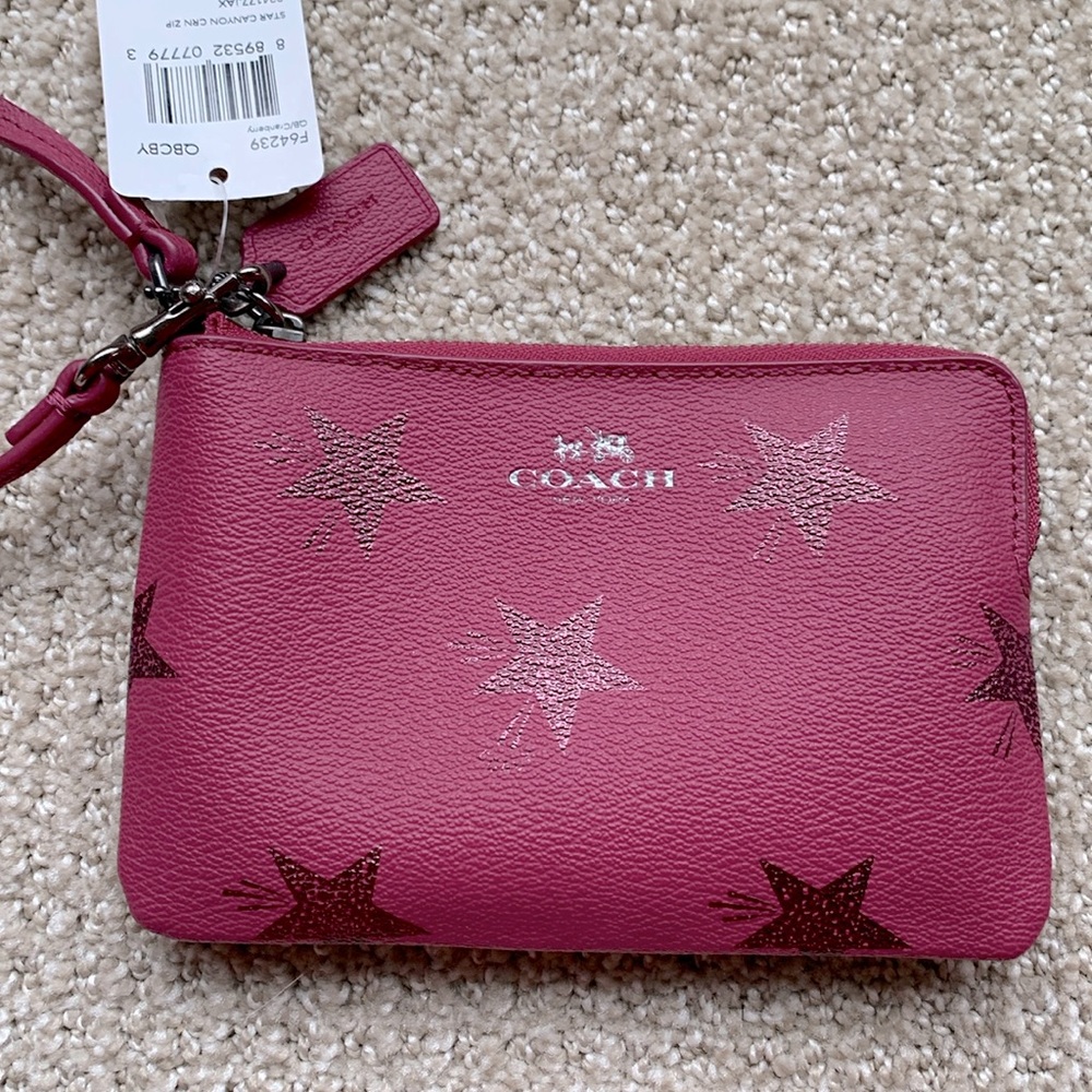 COACH STAR CANYON CORNER ZIP WRISTLET- CRANBERRY